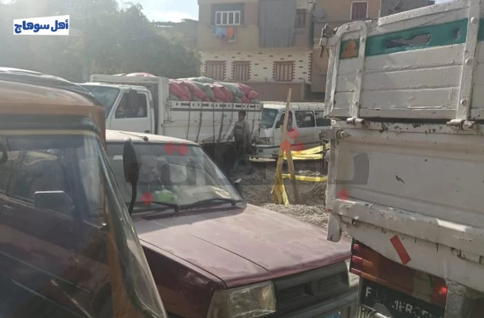 "الصرف الصحي" يعطل المرور بنجع الماسخ وأهالي: مطلوب بديل