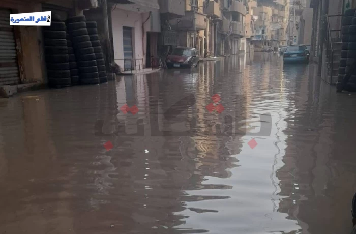 انفجار ماسورة مياه يشل حركة 250 سيارة بشارع الأتوبيس الجديد