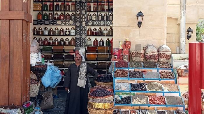 سوق عطارة أسوان روائح تفتقد رواج السياحة