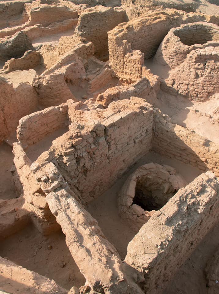 اكتشاف 20 صومعة مخروطية ترجع للعصر الانتقالي الأول بمحيط معبد كوم أمبو