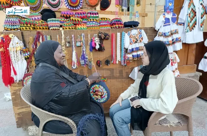 بالخيط والإبرة "قدرية" تقدم التراث النوبي في أسوان (حوار)