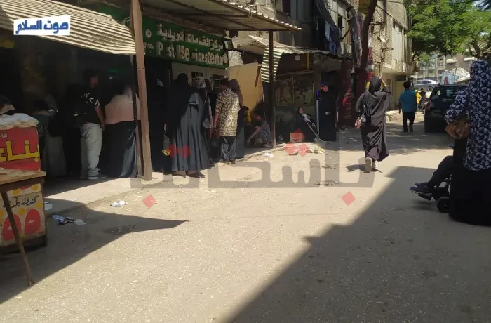 لا مقاعد لكبار السن عند صرف المعاش أمام "بريد" دار السلام