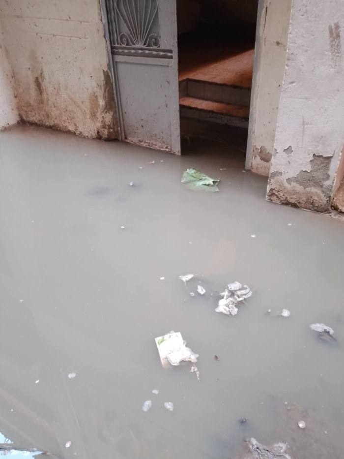 أهالي قرية "دنجواي" يستغيثون من تسرب مياه الصرف الصحي: داخل بيوتنا