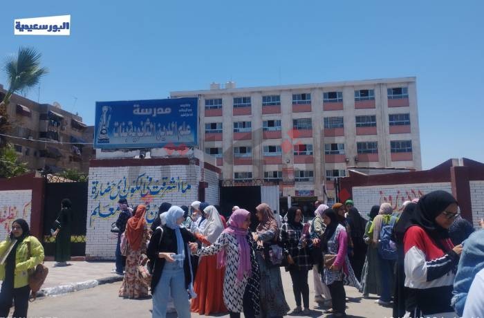 طالبات بورسعيد يشتكين من عدم وجود مراوح في ثاني أيام امتحانات الثانوية العامة