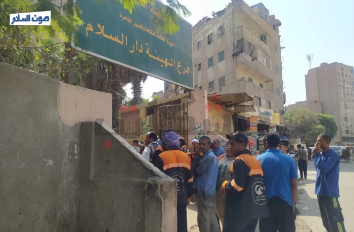 رغم قرار التنمية المحلية.. عمال النظافة يواصلون العمل في ذروة الحرارة