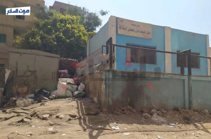 مَن يجيب على شكاوى أولياء الأمور؟.. القمامة تحاصر مدرسة "الجزيرة"