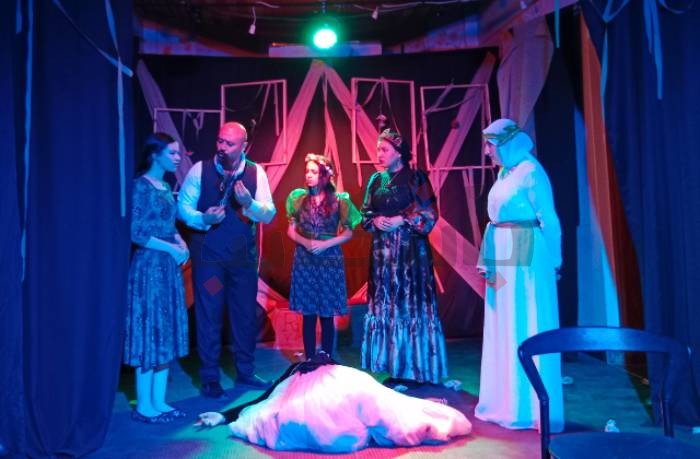 6 نساء يهاجمن شكسبير على مسرح "الغُرفة"