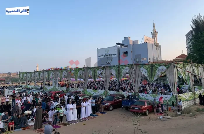 مئات المصلين يؤدون الصلاة في توريل.. والزحام يمتد إلى الممشى (ألبوم صور)