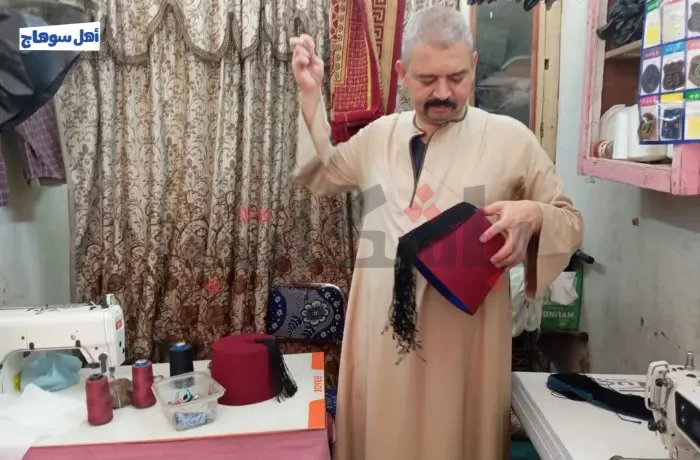من "الأفندي" إلى "الأزهري".. عم أحمد صانع طرابيش منذ 45 عامًا