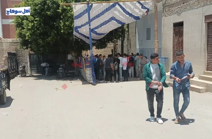 طلاب الثانوية يؤدون الامتحانات وشكاوى من الأسئلة والتفتيش
