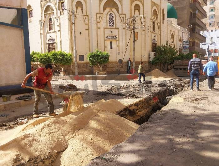 مع بداية إحلال الصرف الصحي.. سكان وباعة يعانون زحامًا بميدان المحطة