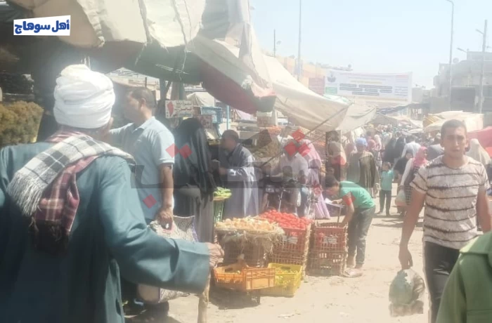 سوق المراغة.. شريان رزق للبائعين وكابوس مروري للأهالي