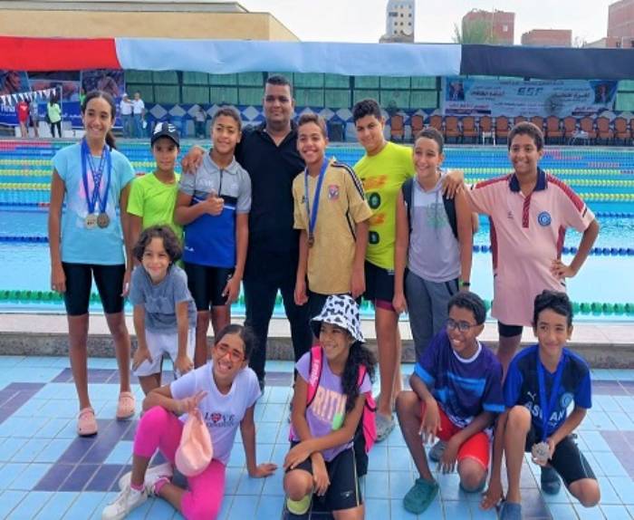 سباحو أسوان يواصلون حصد الميداليات في بطولة الصعيد للسباحة