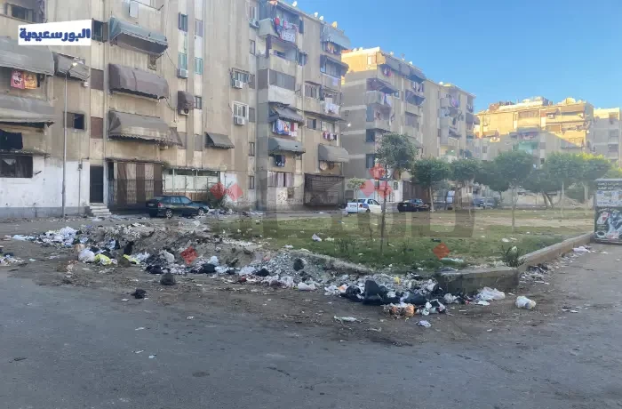 غياب الصناديق.. مساحة خضراء تتحول إلى مكب نفايات في "الطاقة الشمسية"