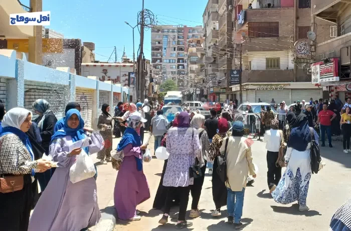 طلاب بسوهاج يشكون طول امتحان "عربي" الثانوية العامة 