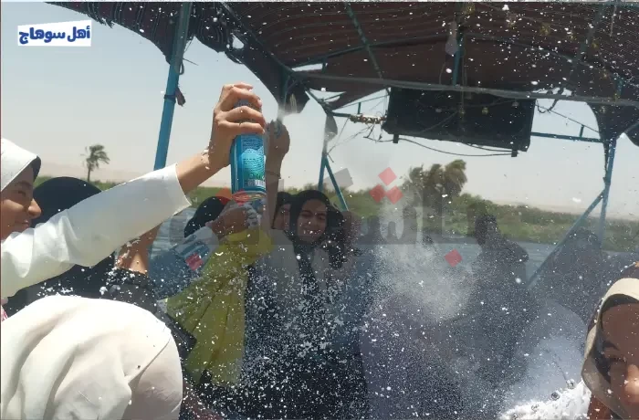 بـ "فلوكة" في النيل.. طالبات ثانوية المراغة يودعن ضغط الامتحانات