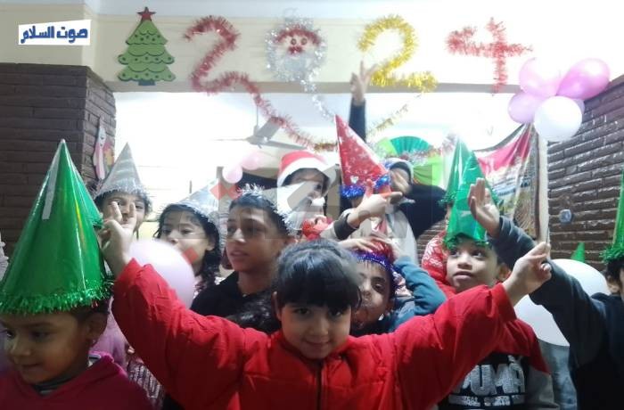 أطفال "اكاديمية السعادة" يستقبلون العام الجديد بأزياء الكريسماس