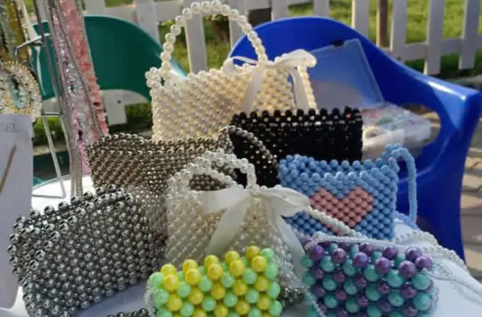 "بسملة".. حوّلت "الإكسسورات" من هواية إلى مصدر دخل بالمنصورة