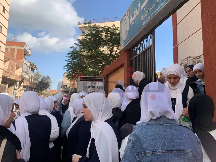 طلاب الصف الثاني الثانوي بالمنصورة يؤدون امتحان اللغة الإنجليزية اليوم