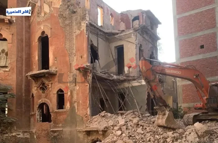 بعد سنوات من الإهمال.. هدم القصر الأحمر وسط غضب الأهالي