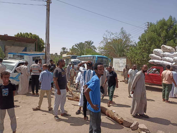 أهالي "أبو الريش" يقطعون الطريق احتجاجًا على "غموض الوضح الصحي" و"تلوث مياه الشرب"